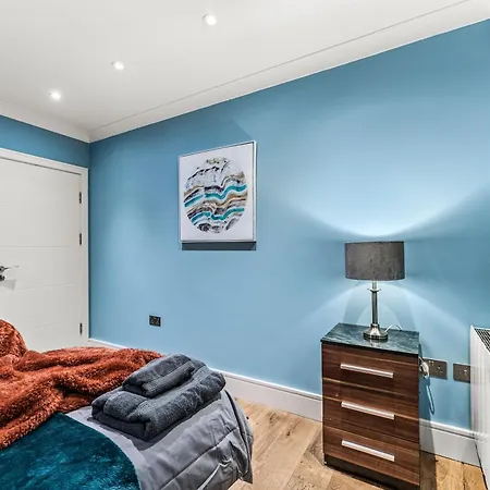 Beautiful 2 Bedroom In Apartament *